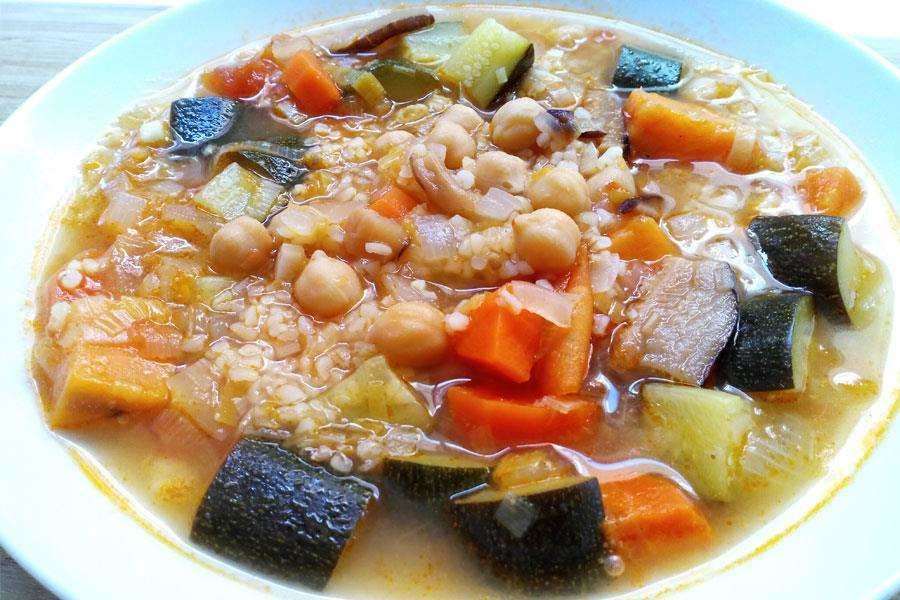 sopa de garbanzos verduras y bulgur